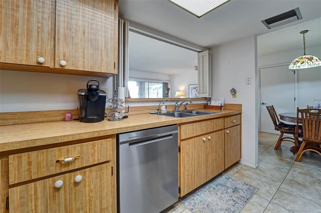 На продажу: $144,900 (2 спален, 2 ванн, 1000 Квадратных фут)