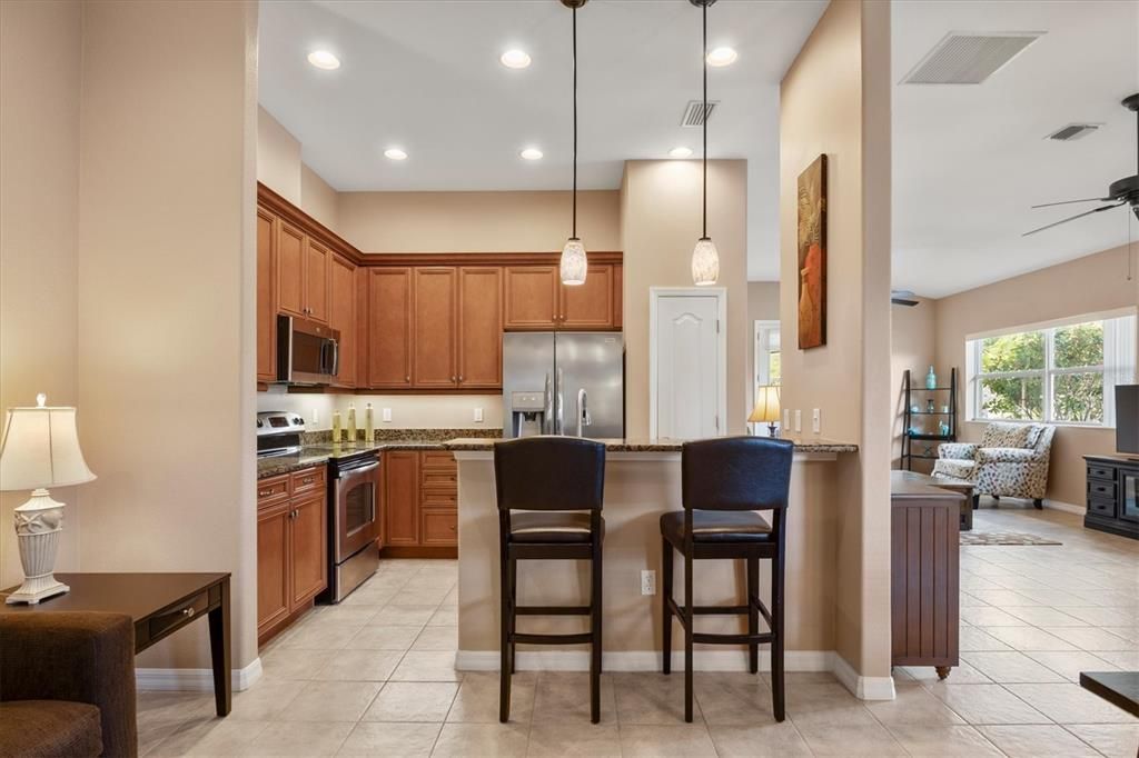 На продажу: $299,000 (2 спален, 2 ванн, 1385 Квадратных фут)