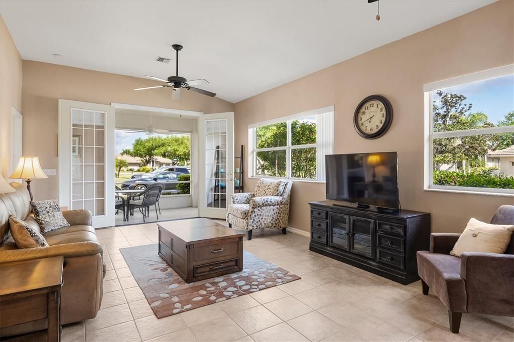 На продажу: $299,000 (2 спален, 2 ванн, 1385 Квадратных фут)