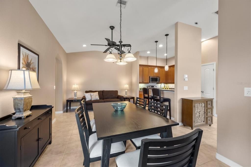 На продажу: $299,000 (2 спален, 2 ванн, 1385 Квадратных фут)