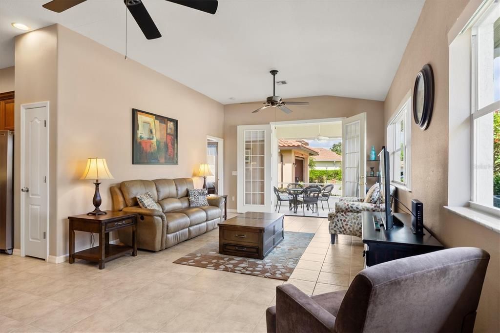 На продажу: $299,000 (2 спален, 2 ванн, 1385 Квадратных фут)