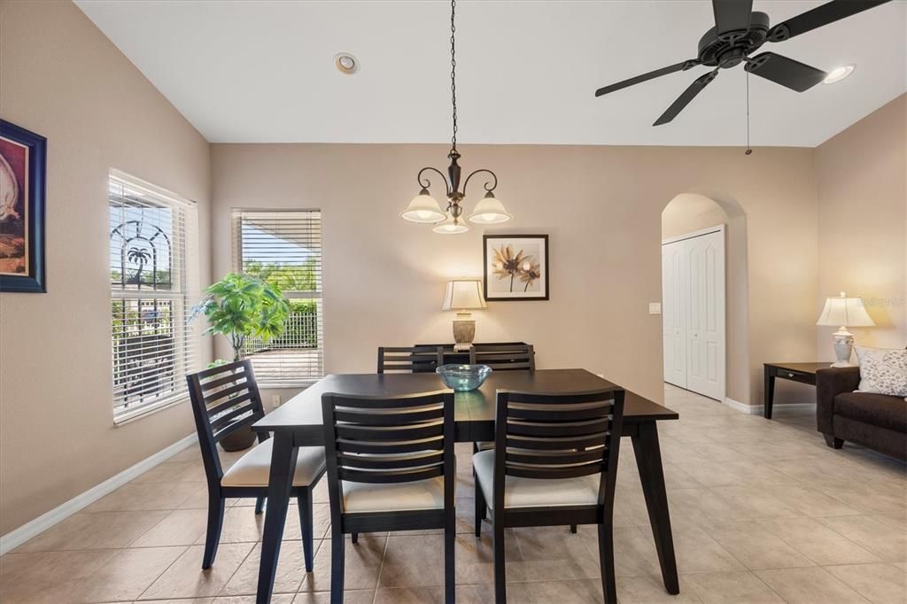 На продажу: $299,000 (2 спален, 2 ванн, 1385 Квадратных фут)