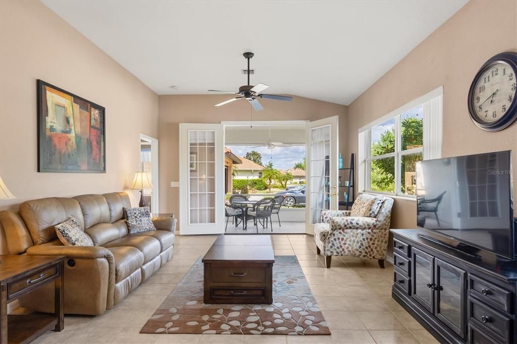 На продажу: $299,000 (2 спален, 2 ванн, 1385 Квадратных фут)