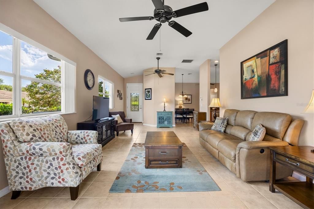 На продажу: $299,000 (2 спален, 2 ванн, 1385 Квадратных фут)