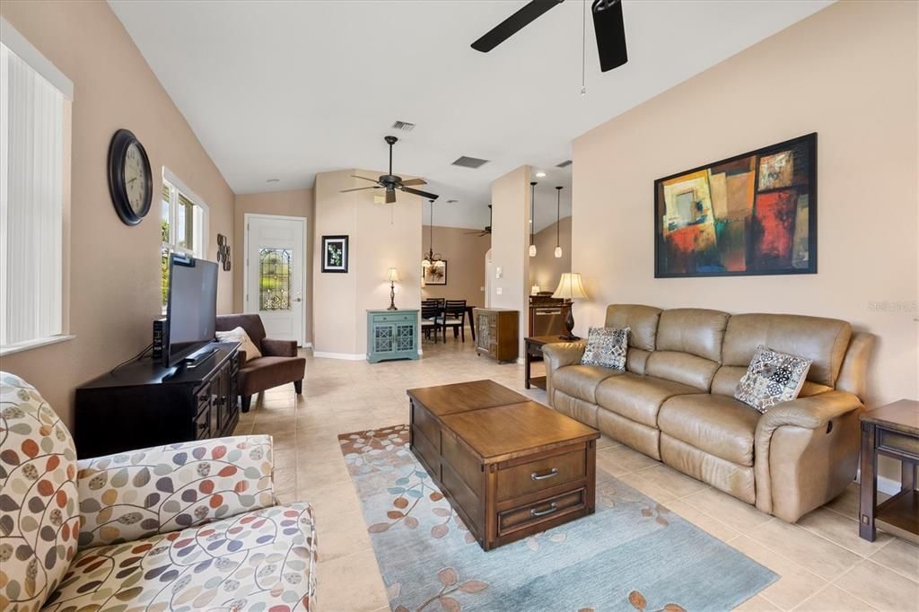 На продажу: $299,000 (2 спален, 2 ванн, 1385 Квадратных фут)