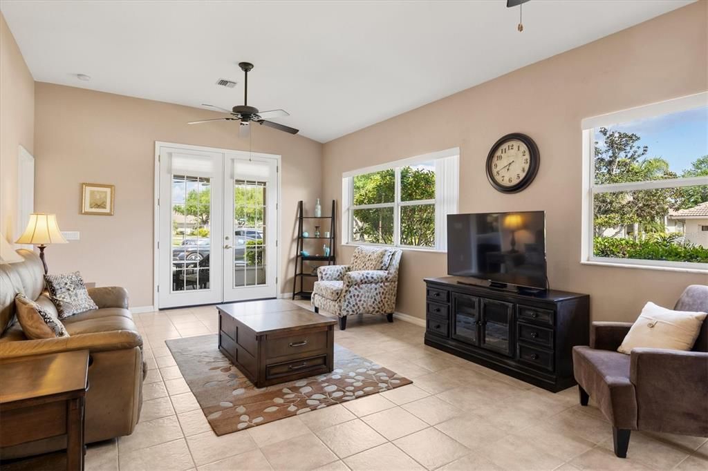 На продажу: $299,000 (2 спален, 2 ванн, 1385 Квадратных фут)