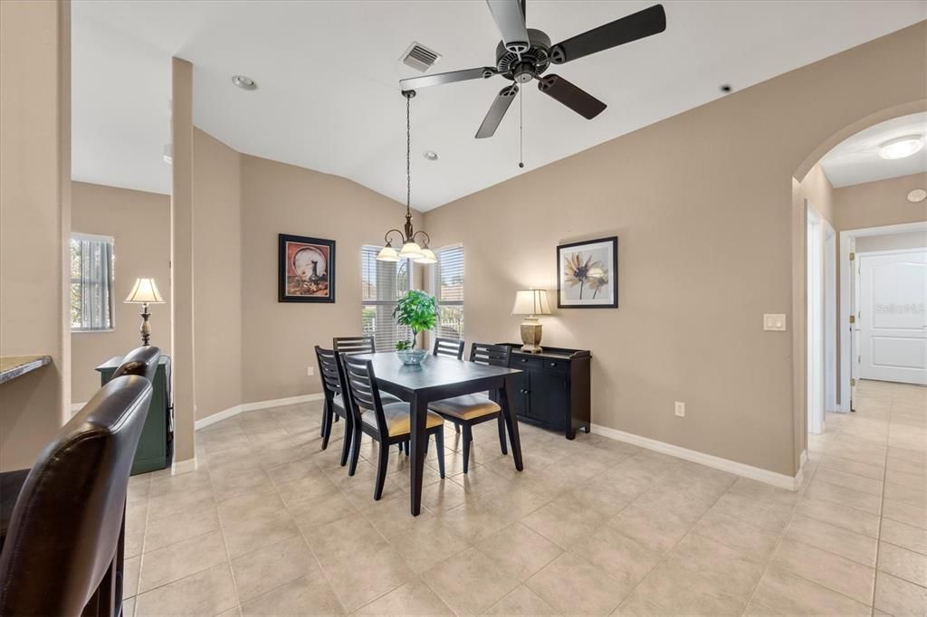 На продажу: $299,000 (2 спален, 2 ванн, 1385 Квадратных фут)