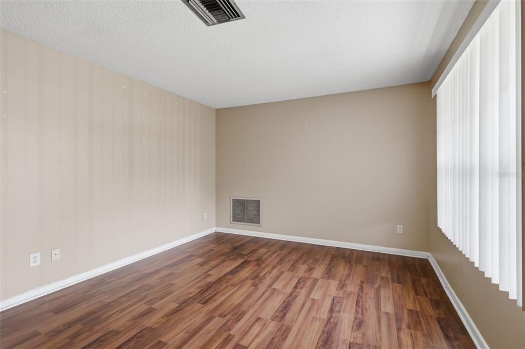 Activo con contrato: $177,900 (3 camas, 1 baños, 975 Pies cuadrados)