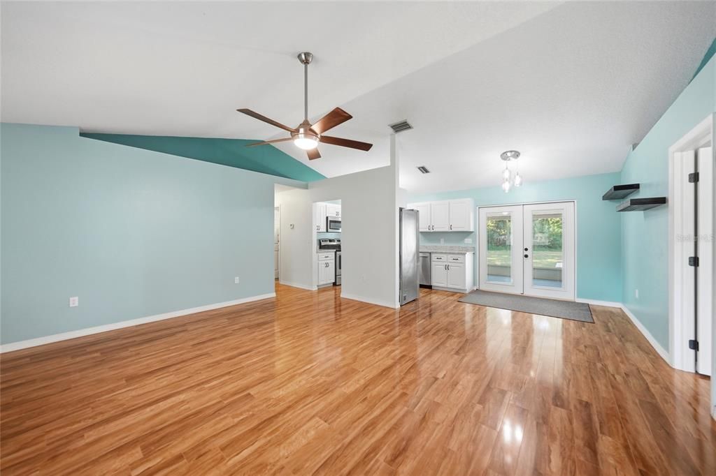 Activo con contrato: $359,000 (3 camas, 2 baños, 1200 Pies cuadrados)