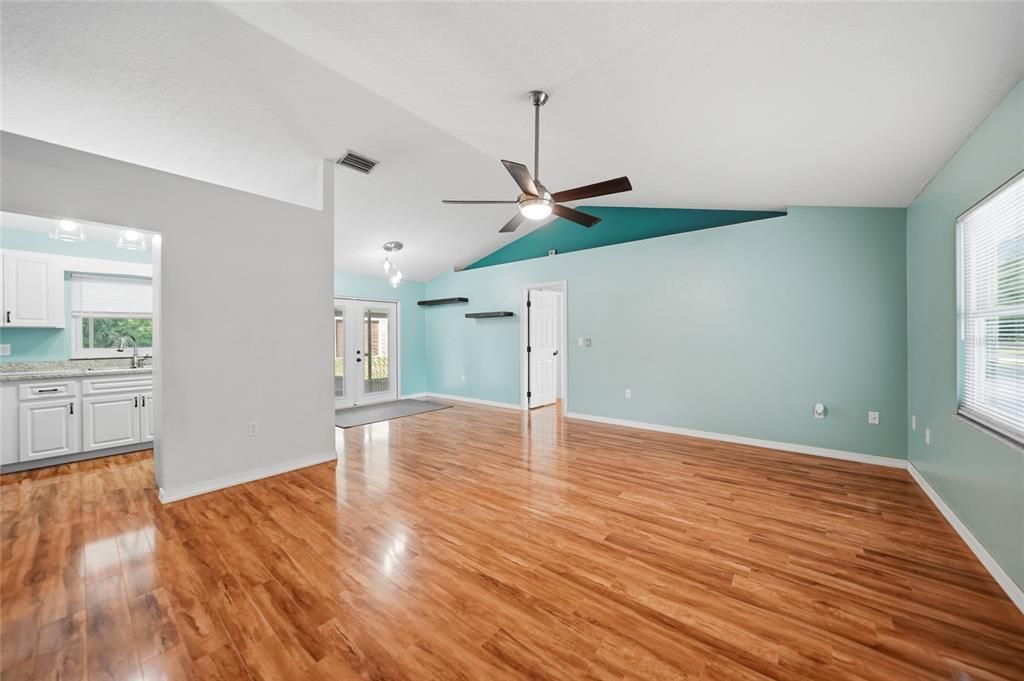 Activo con contrato: $359,000 (3 camas, 2 baños, 1200 Pies cuadrados)