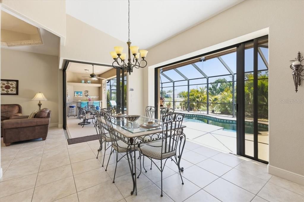 Activo con contrato: $549,900 (3 camas, 3 baños, 2413 Pies cuadrados)