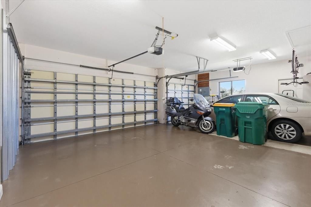 Activo con contrato: $549,900 (3 camas, 3 baños, 2413 Pies cuadrados)