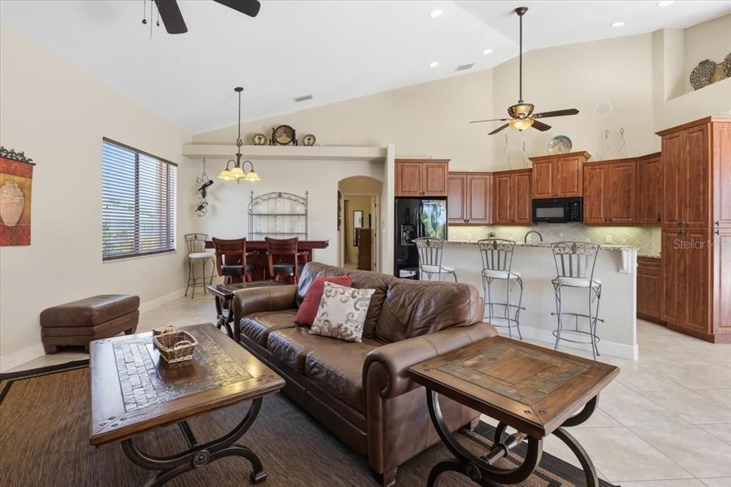 Activo con contrato: $549,900 (3 camas, 3 baños, 2413 Pies cuadrados)