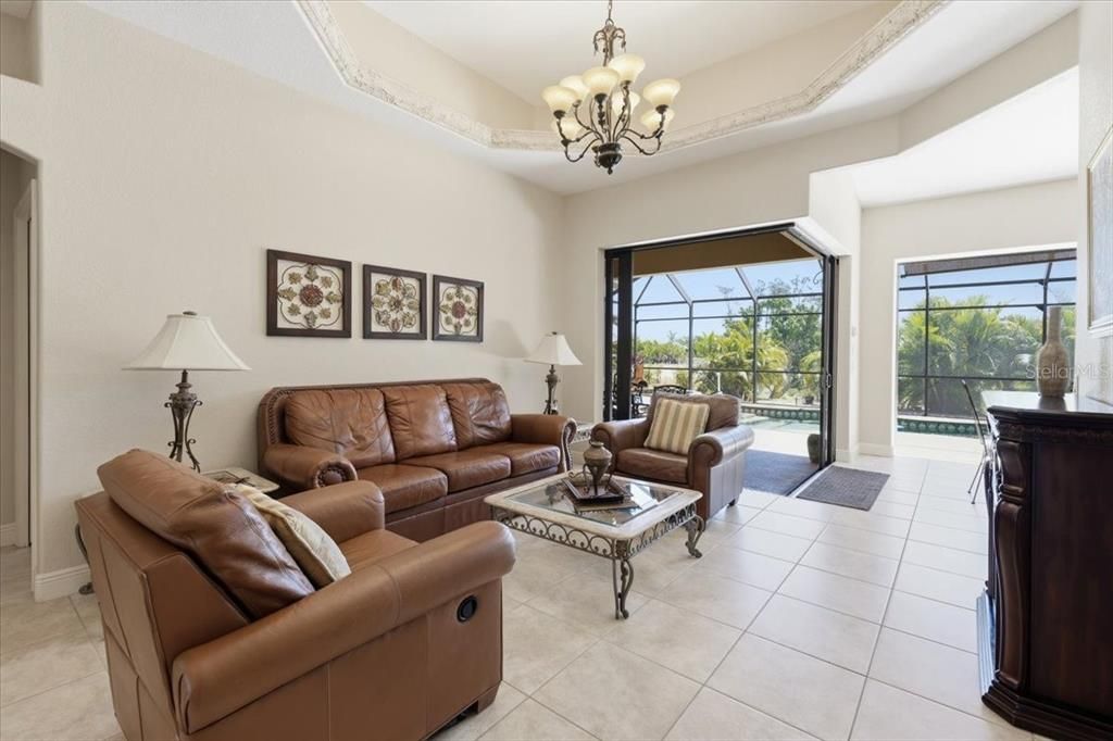 Activo con contrato: $549,900 (3 camas, 3 baños, 2413 Pies cuadrados)