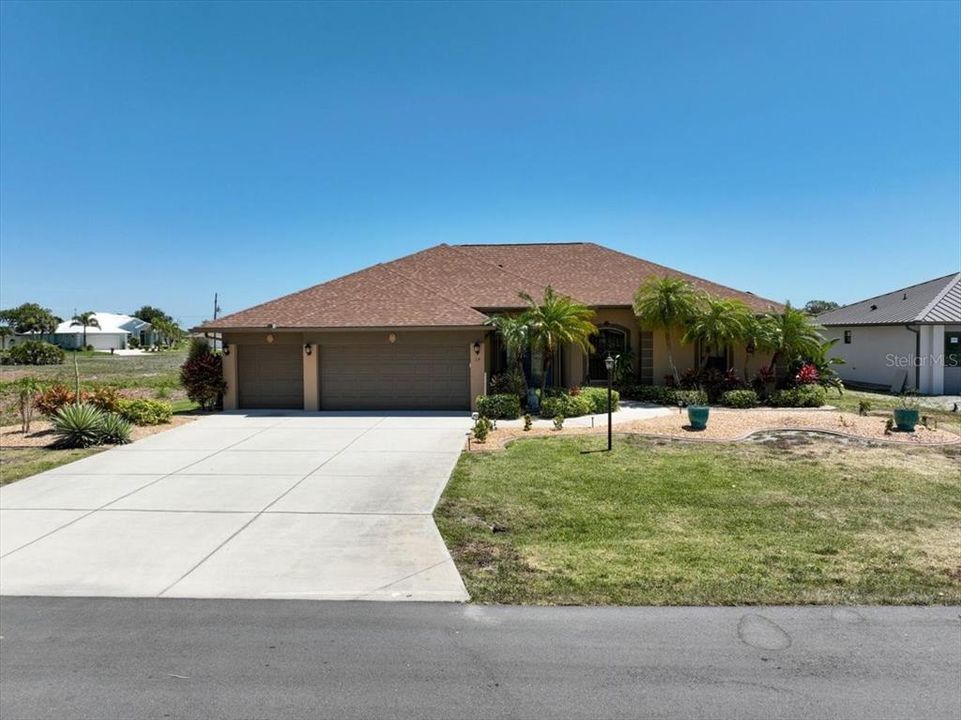 Activo con contrato: $549,900 (3 camas, 3 baños, 2413 Pies cuadrados)