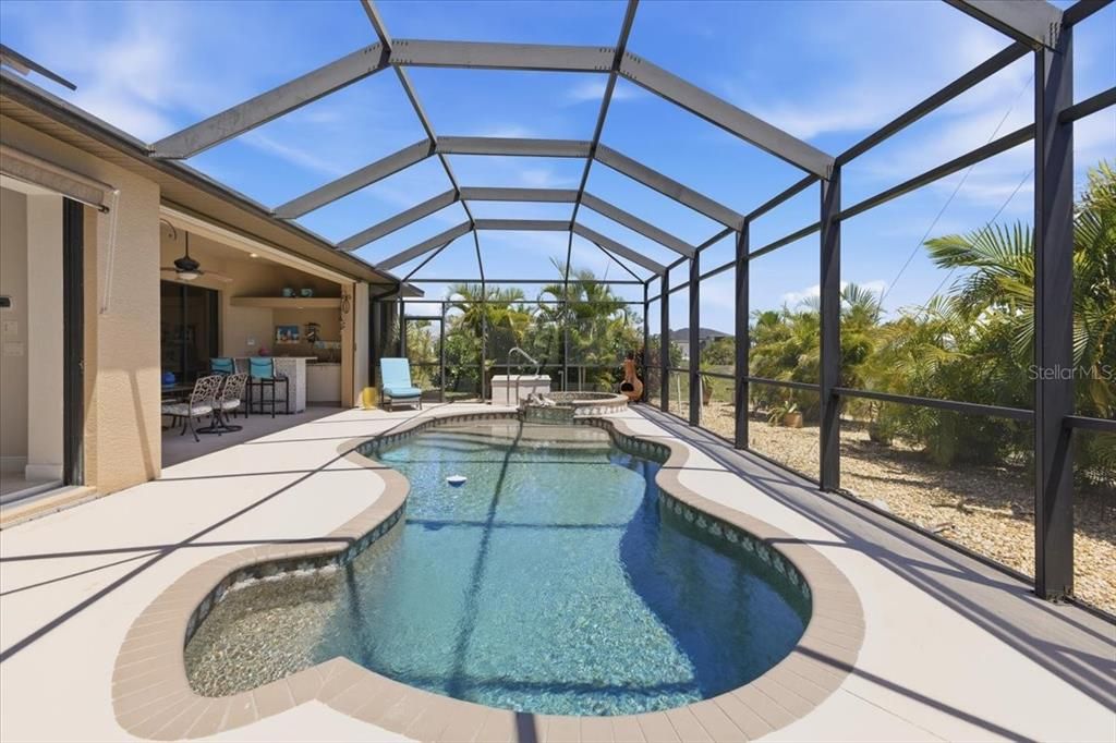 Activo con contrato: $549,900 (3 camas, 3 baños, 2413 Pies cuadrados)