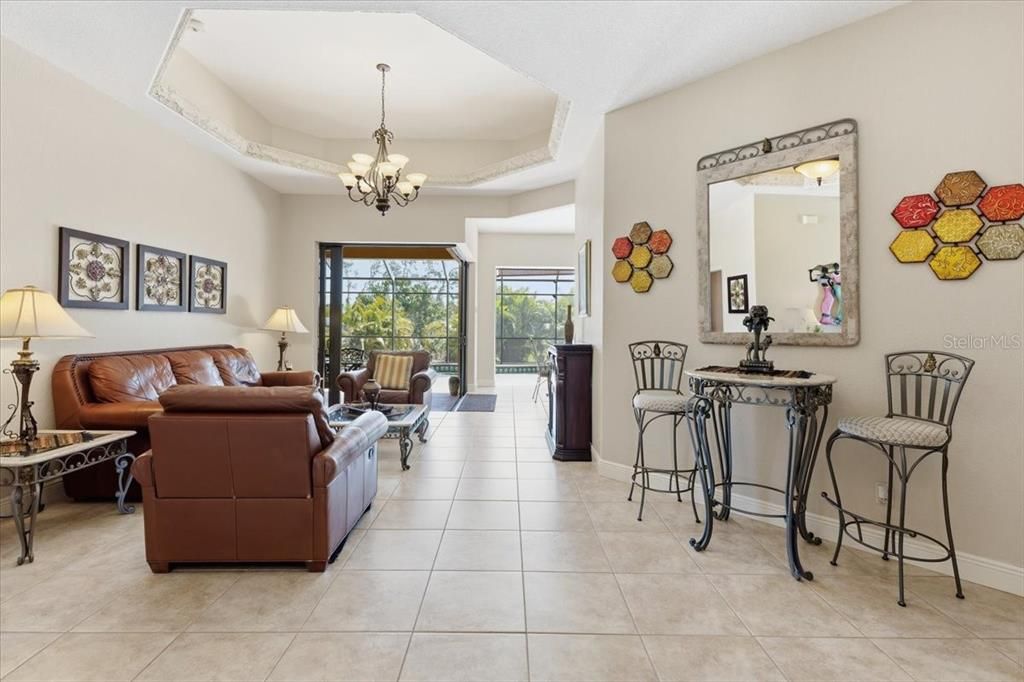 Activo con contrato: $549,900 (3 camas, 3 baños, 2413 Pies cuadrados)