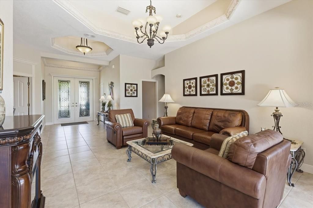 Activo con contrato: $549,900 (3 camas, 3 baños, 2413 Pies cuadrados)
