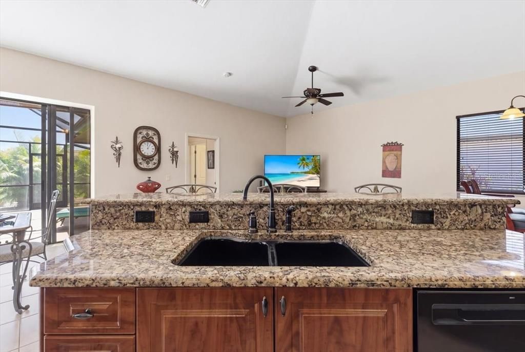 Activo con contrato: $549,900 (3 camas, 3 baños, 2413 Pies cuadrados)