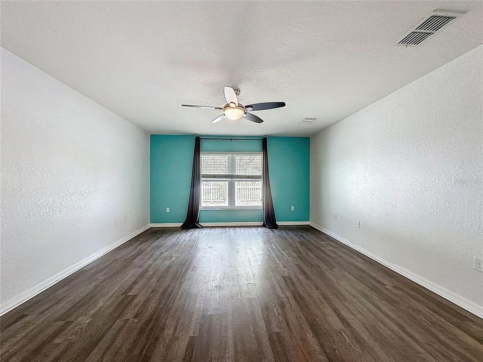 Activo con contrato: $349,500 (4 camas, 2 baños, 2546 Pies cuadrados)