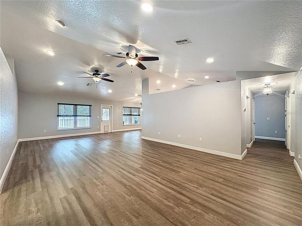 Activo con contrato: $349,500 (4 camas, 2 baños, 2546 Pies cuadrados)