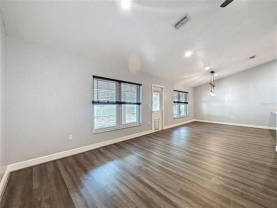 Activo con contrato: $349,500 (4 camas, 2 baños, 2546 Pies cuadrados)