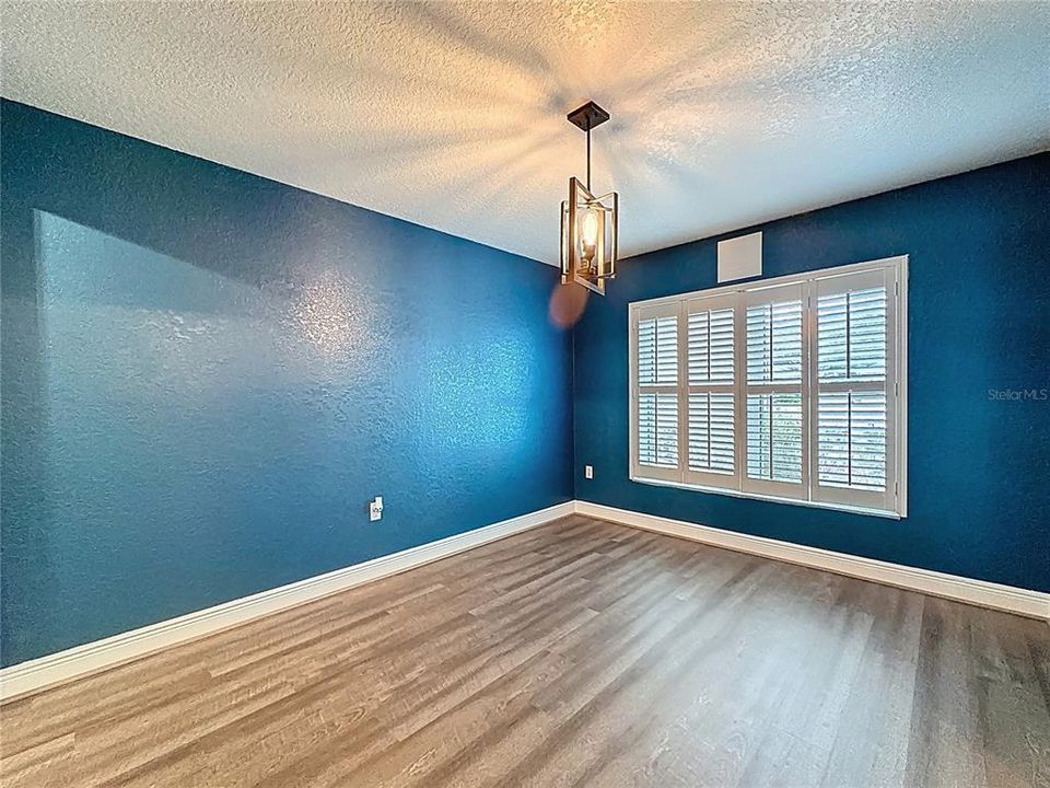Activo con contrato: $349,500 (4 camas, 2 baños, 2546 Pies cuadrados)
