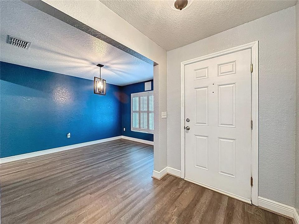 Activo con contrato: $349,500 (4 camas, 2 baños, 2546 Pies cuadrados)