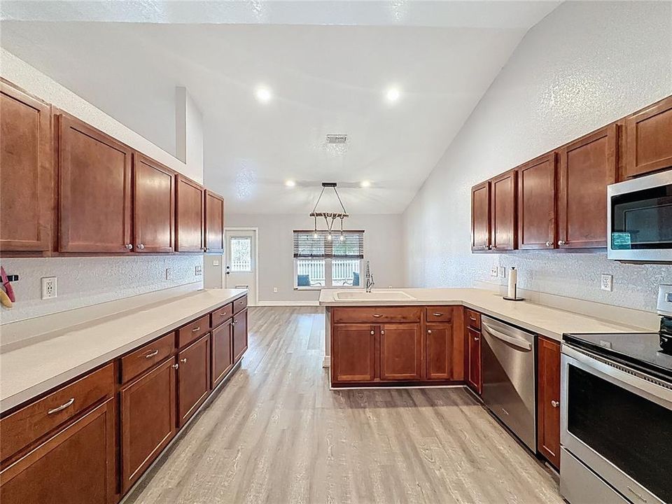 Activo con contrato: $349,500 (4 camas, 2 baños, 2546 Pies cuadrados)