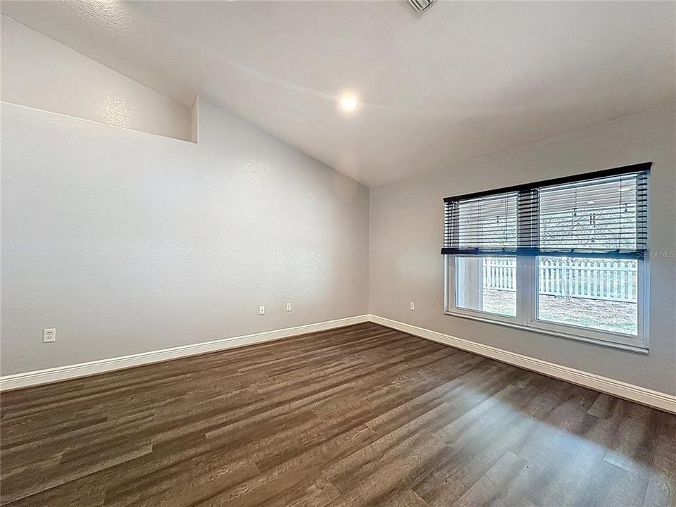 Activo con contrato: $349,500 (4 camas, 2 baños, 2546 Pies cuadrados)