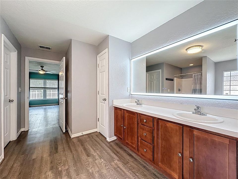 Activo con contrato: $349,500 (4 camas, 2 baños, 2546 Pies cuadrados)