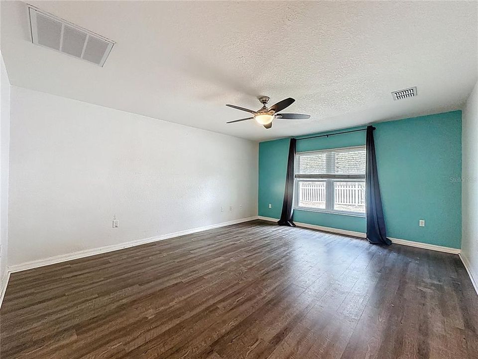 Activo con contrato: $349,500 (4 camas, 2 baños, 2546 Pies cuadrados)