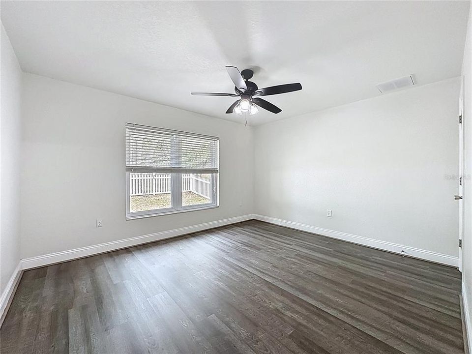 Activo con contrato: $349,500 (4 camas, 2 baños, 2546 Pies cuadrados)