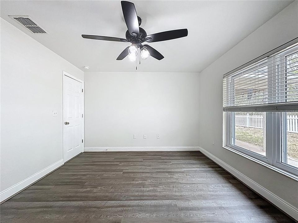 Activo con contrato: $349,500 (4 camas, 2 baños, 2546 Pies cuadrados)
