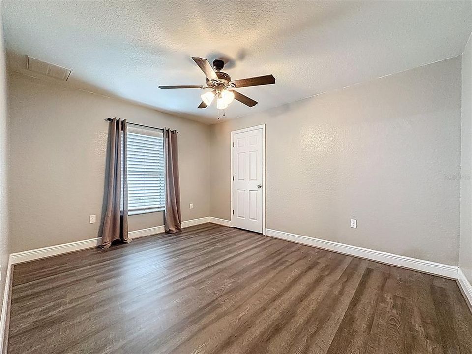 Activo con contrato: $349,500 (4 camas, 2 baños, 2546 Pies cuadrados)