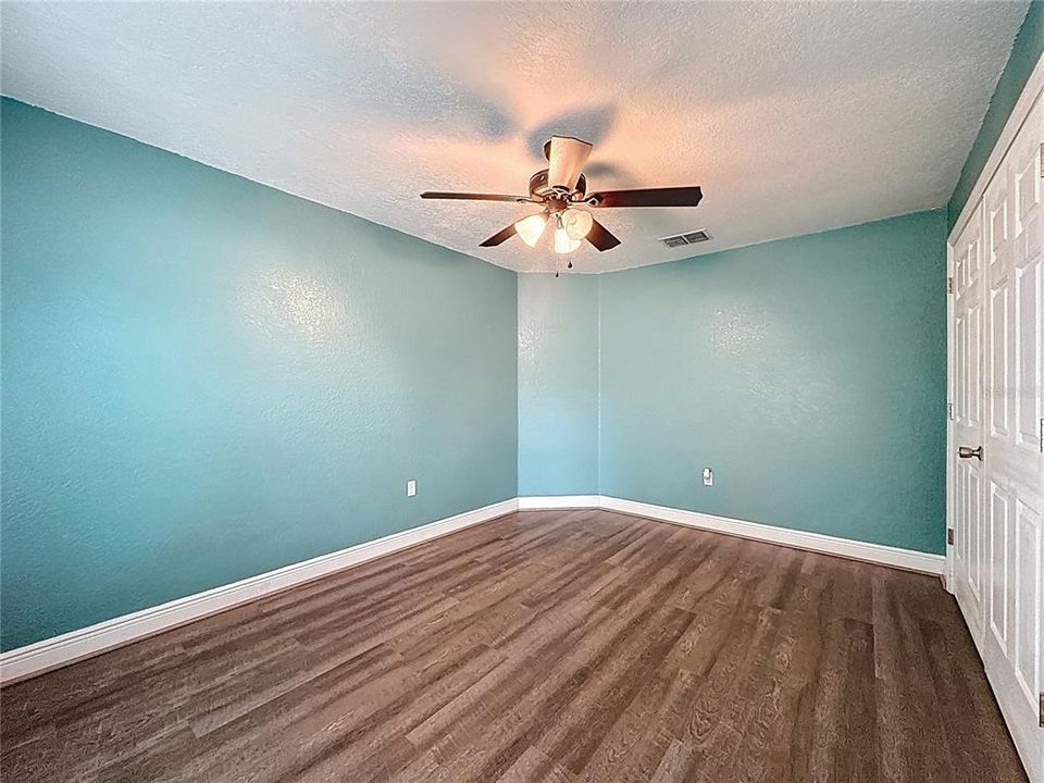 Activo con contrato: $349,500 (4 camas, 2 baños, 2546 Pies cuadrados)