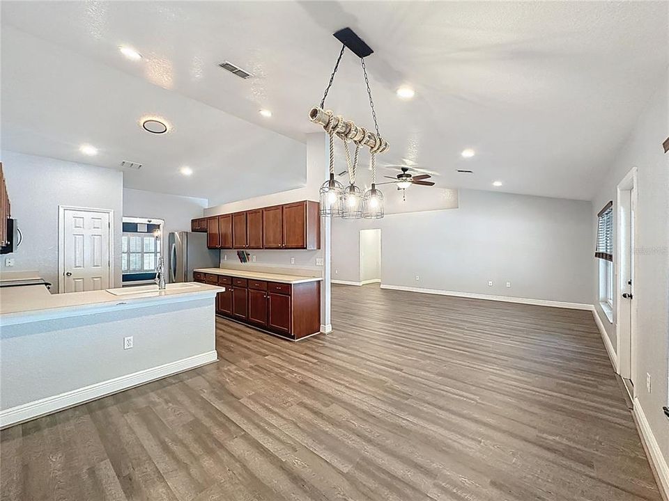 Activo con contrato: $349,500 (4 camas, 2 baños, 2546 Pies cuadrados)