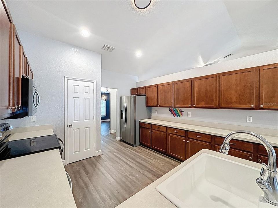 Activo con contrato: $349,500 (4 camas, 2 baños, 2546 Pies cuadrados)
