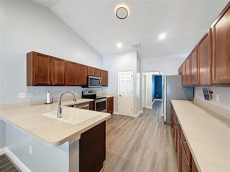 Activo con contrato: $349,500 (4 camas, 2 baños, 2546 Pies cuadrados)