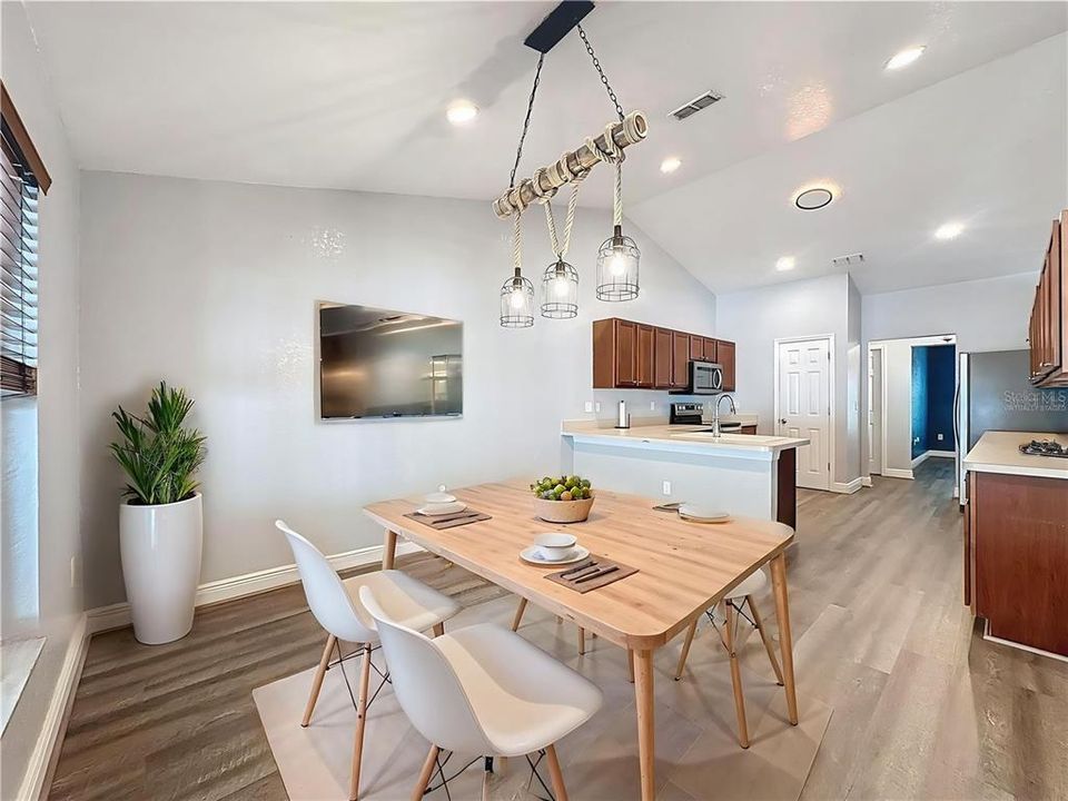 Activo con contrato: $349,500 (4 camas, 2 baños, 2546 Pies cuadrados)