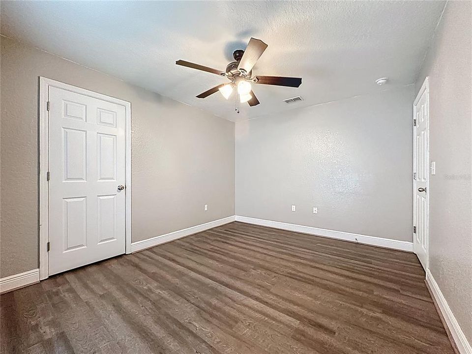 Activo con contrato: $349,500 (4 camas, 2 baños, 2546 Pies cuadrados)