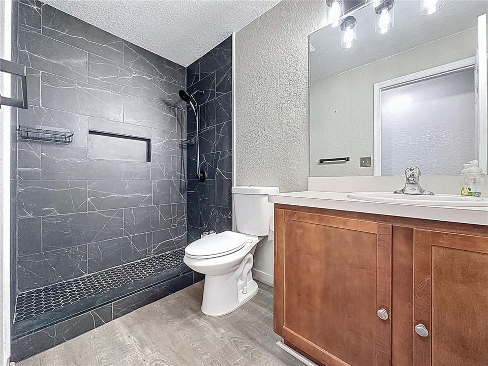 Activo con contrato: $349,500 (4 camas, 2 baños, 2546 Pies cuadrados)