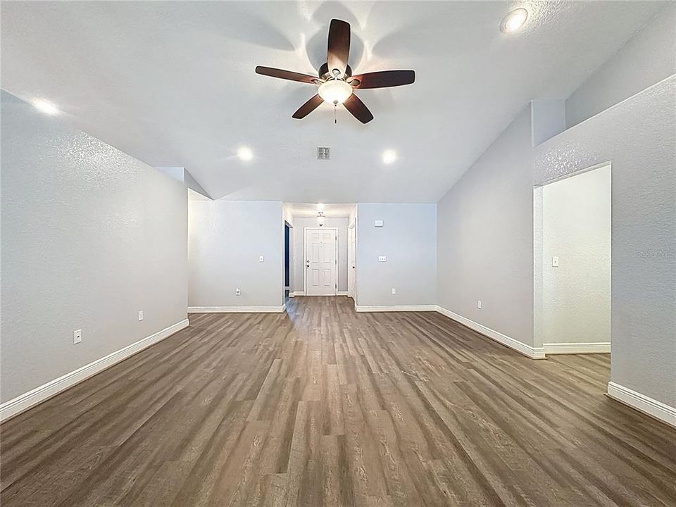 Activo con contrato: $349,500 (4 camas, 2 baños, 2546 Pies cuadrados)