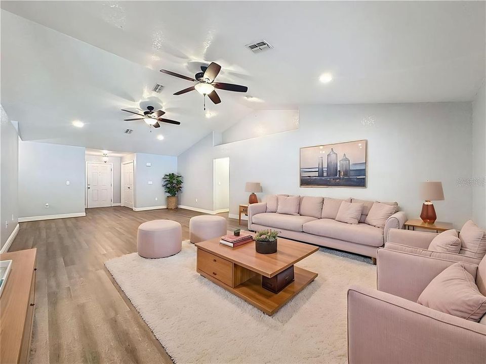 Activo con contrato: $349,500 (4 camas, 2 baños, 2546 Pies cuadrados)