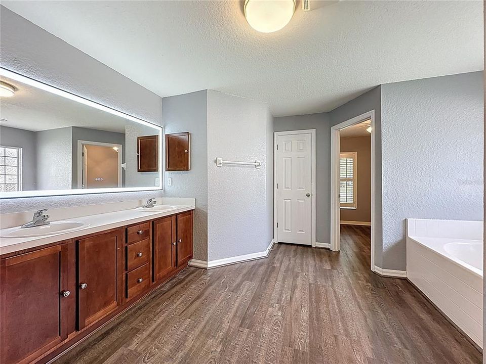 Activo con contrato: $349,500 (4 camas, 2 baños, 2546 Pies cuadrados)