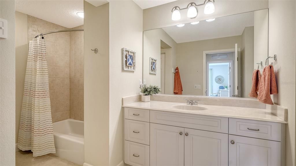 На продажу: $545,000 (2 спален, 2 ванн, 2040 Квадратных фут)