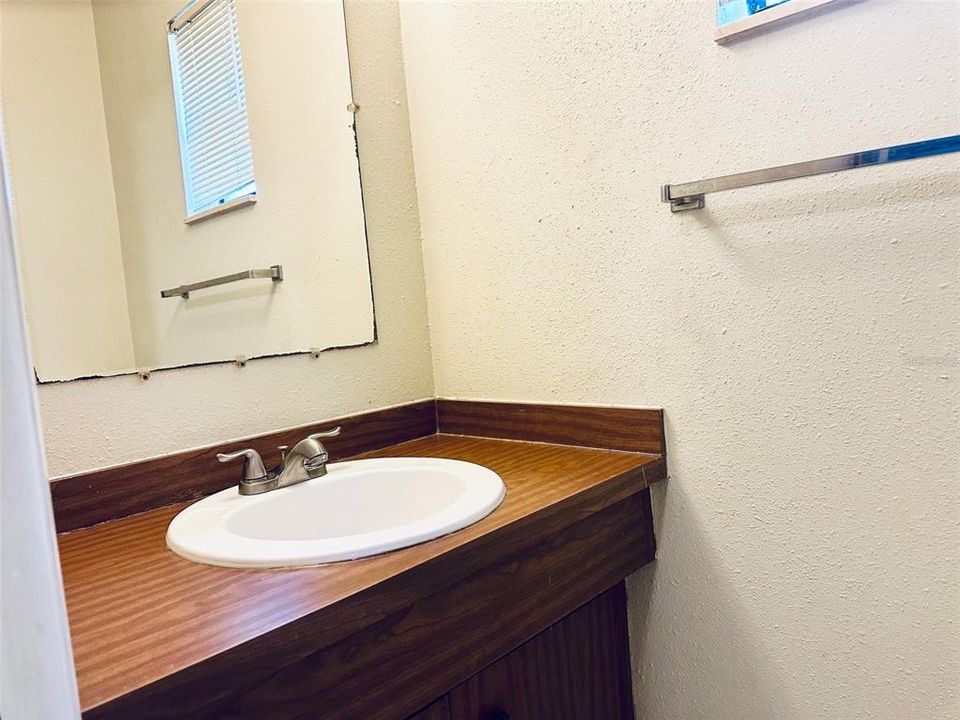 For Rent: $1,700 (3 beds, 1 baths, 1100 Square Feet)