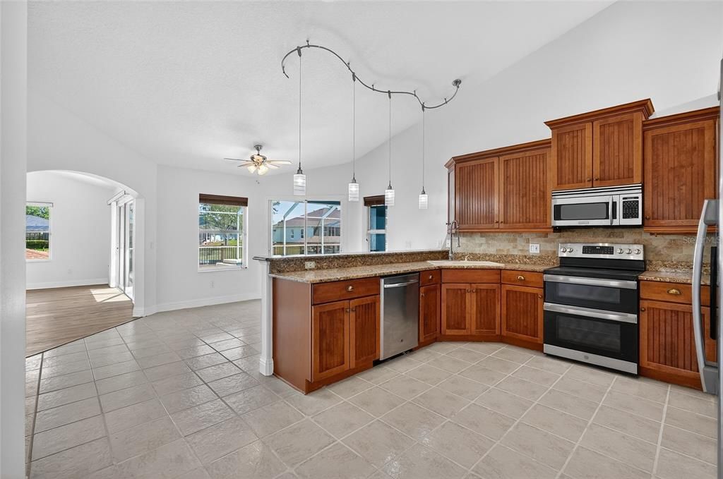 Activo con contrato: $779,000 (4 camas, 2 baños, 2654 Pies cuadrados)