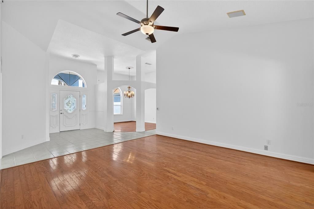 Activo con contrato: $779,000 (4 camas, 2 baños, 2654 Pies cuadrados)
