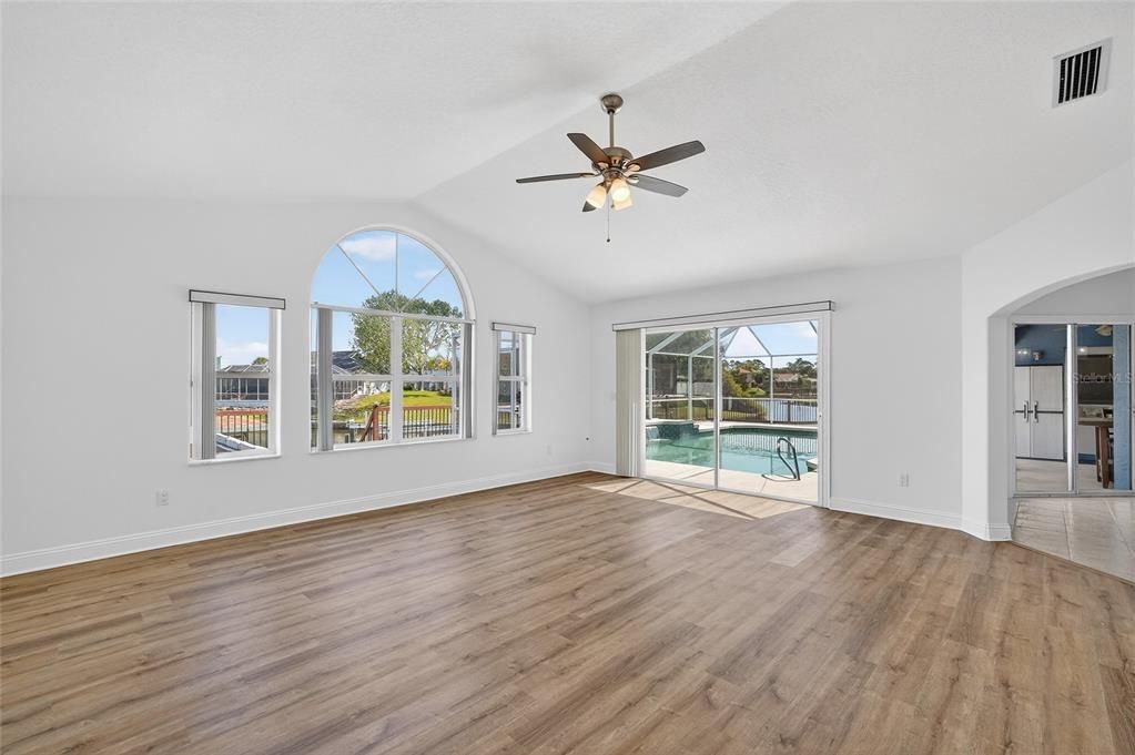 Activo con contrato: $779,000 (4 camas, 2 baños, 2654 Pies cuadrados)